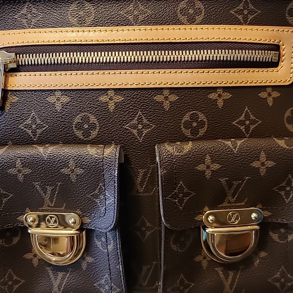 Louis Vuitton Hudson  Crossbody Bag - Picture 3 of 16